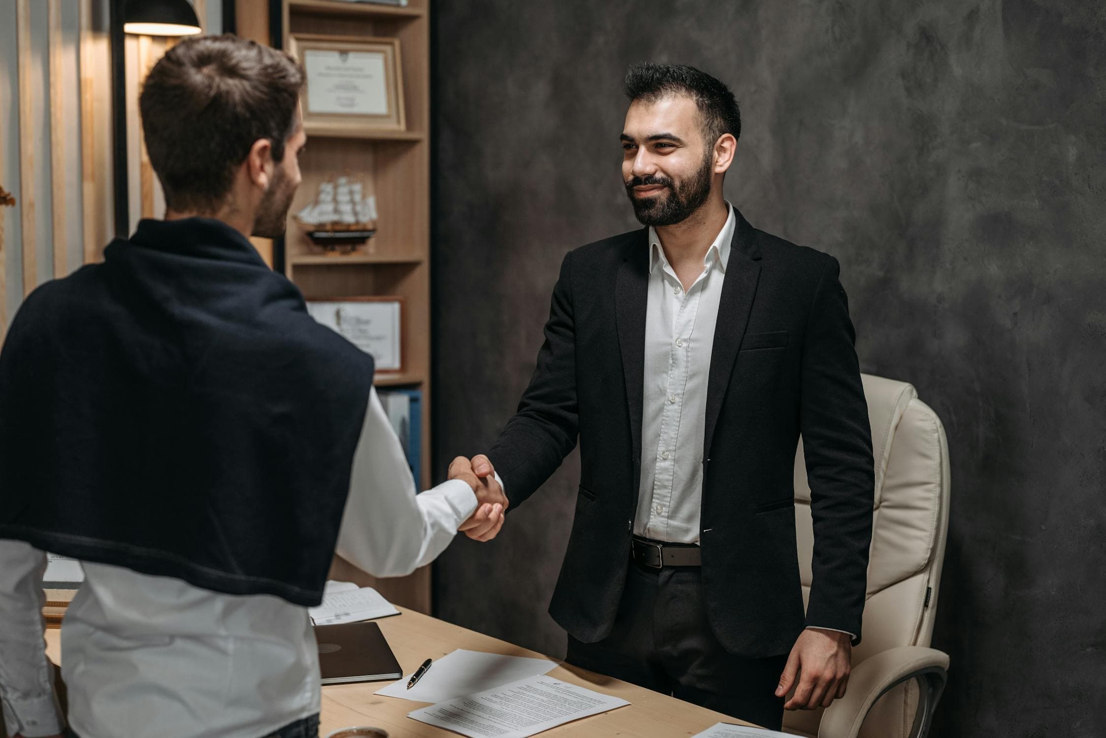 Advogado e cliente em consulta jurídica no escritório